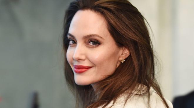Анджелина Джоли снимет биографический фильм о легендарном британском военном фотографе Доне Маккаллине
