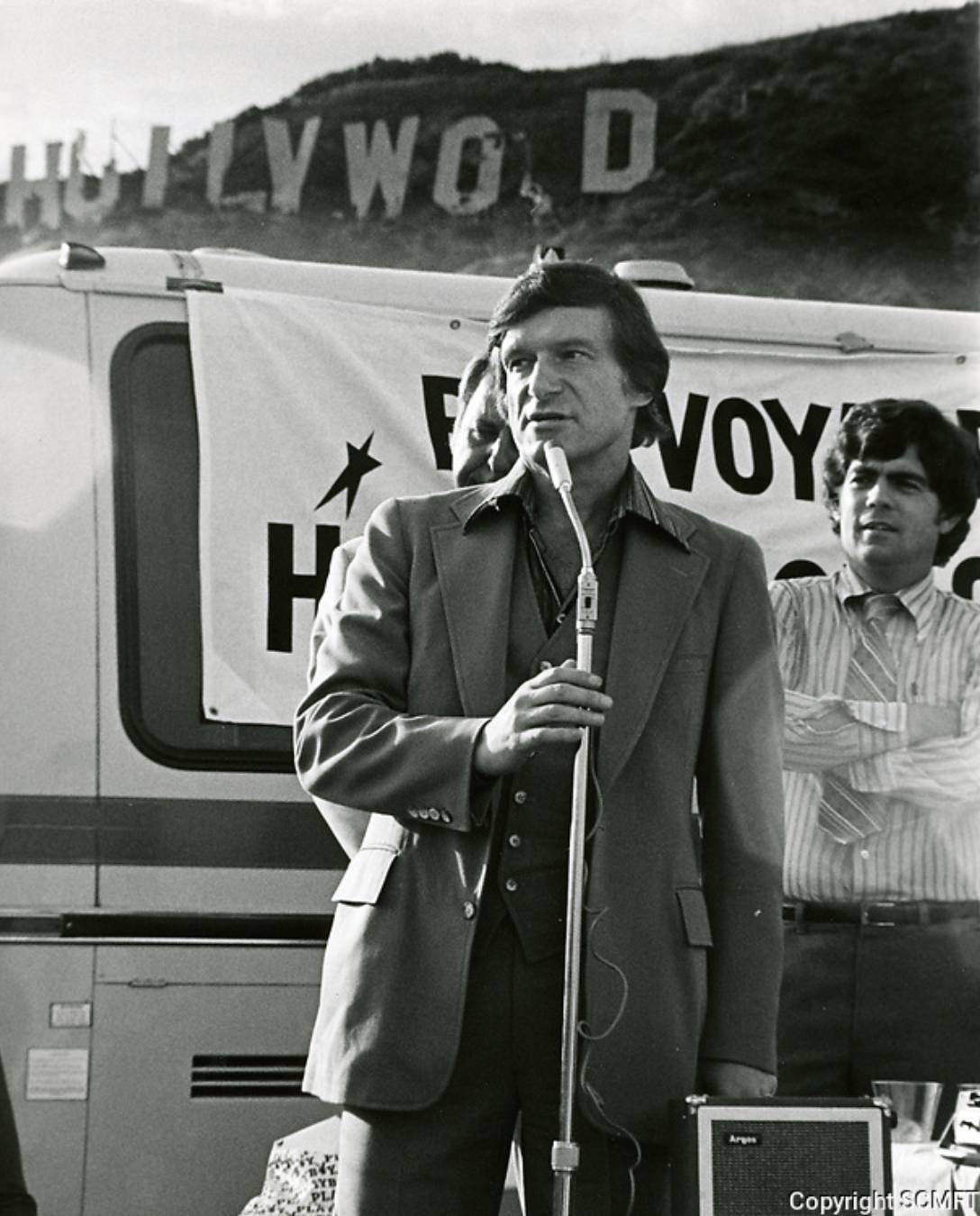 1978. Хью Хефнер выступает на вечеринке Bon Voyage в честь старой вывески Голливуд.