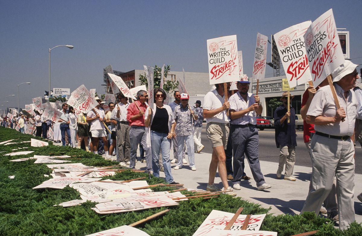 Члены WGA на забастовке 1988 года в Лос-Анджелесе