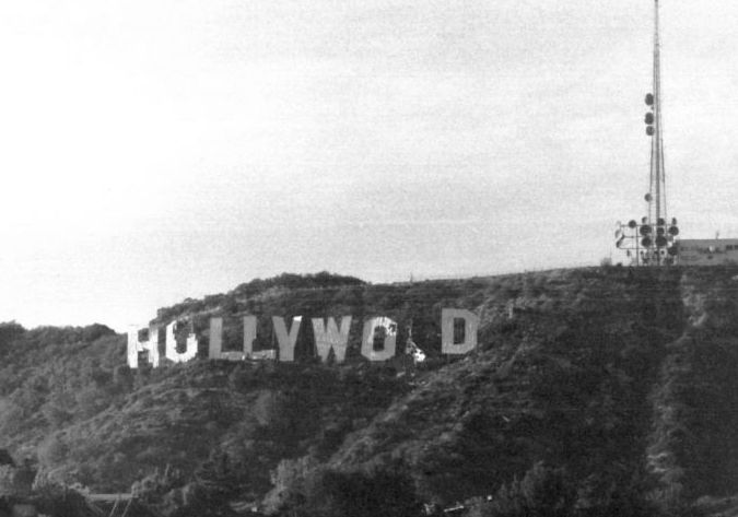 Знак Голливуд в аварийном состоянии в 1970-е годы.
