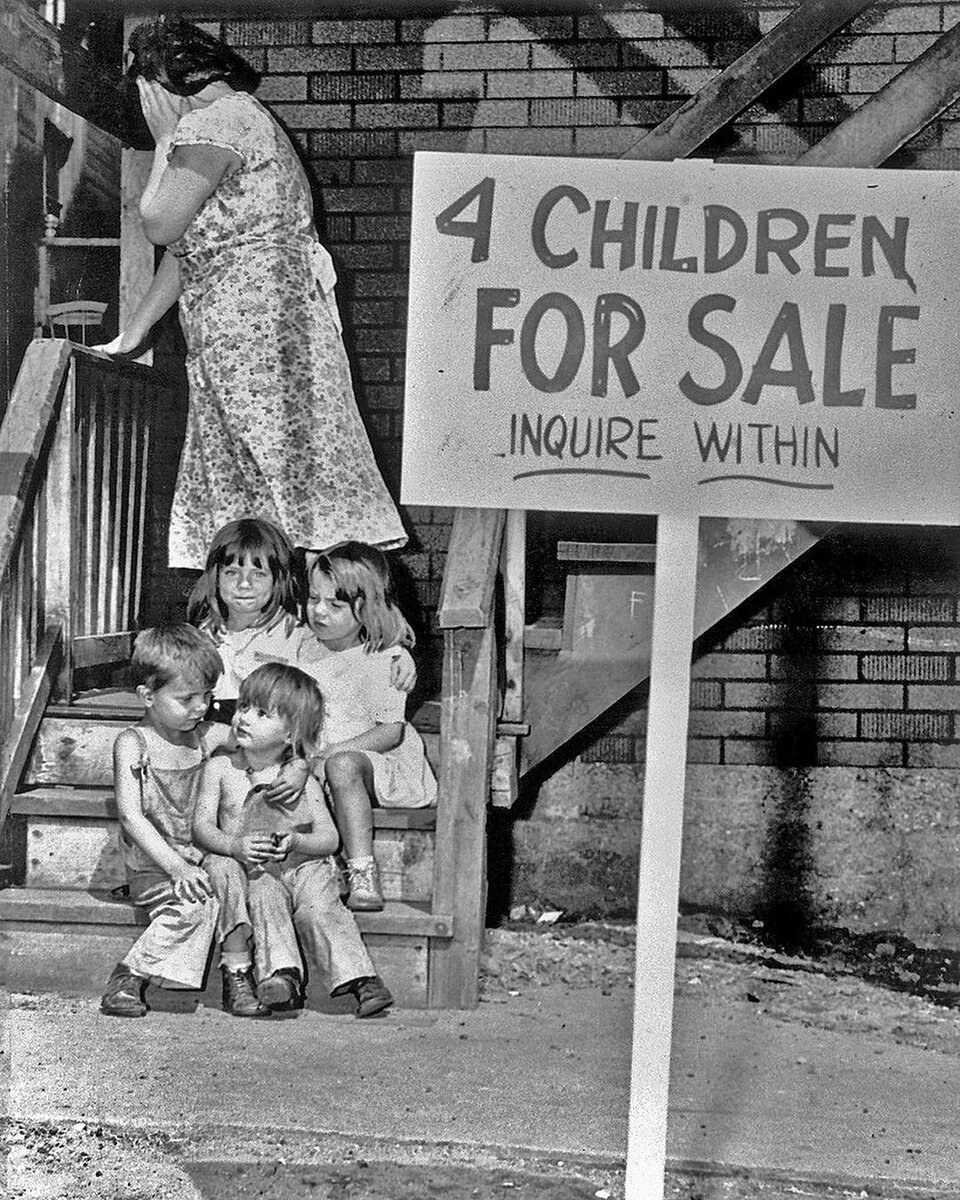 Фото, снятое неизвестным фотографом в Чикаго, 1948 год. Надпись гласит: «Продаётся 4 ребёнка. Спрашивайте внутри»