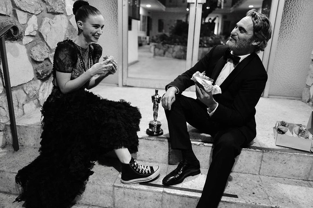 Руни Мара и Хоакин Феникс на церемонии вручения премии «Оскар». Фотограф:&nbsp;Грег Уильямс