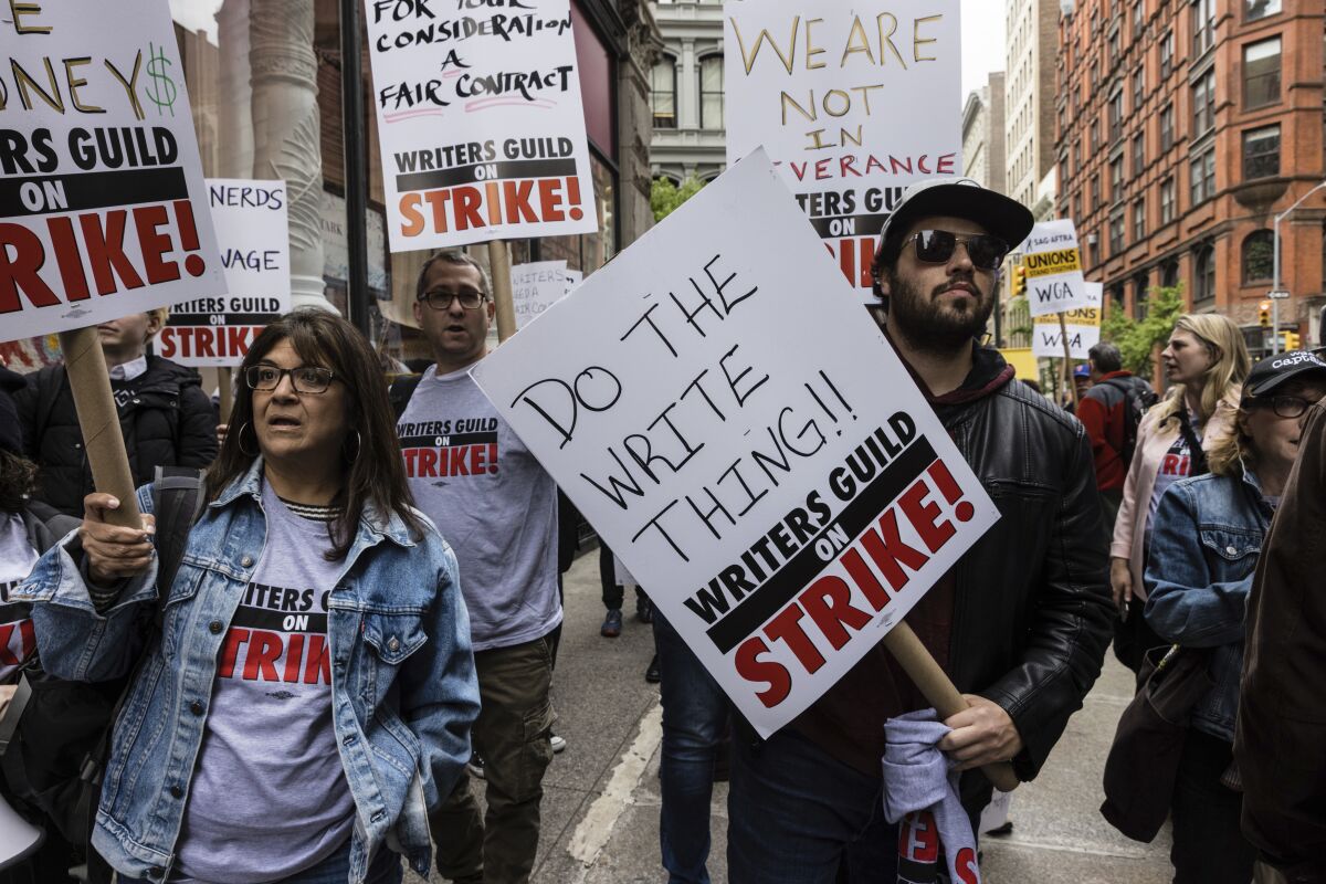 Участники забастовки возле нью-йоркской штаб-квартиры Netflix, 3 мая 2023 года