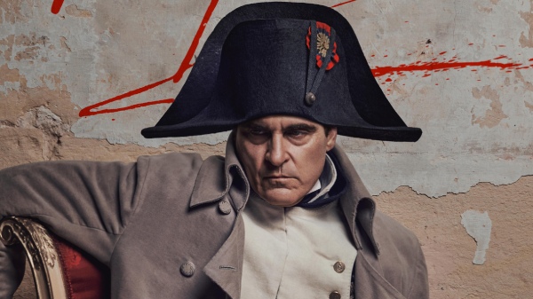Хоакин Феникс на постере к фильму «Наполеон»