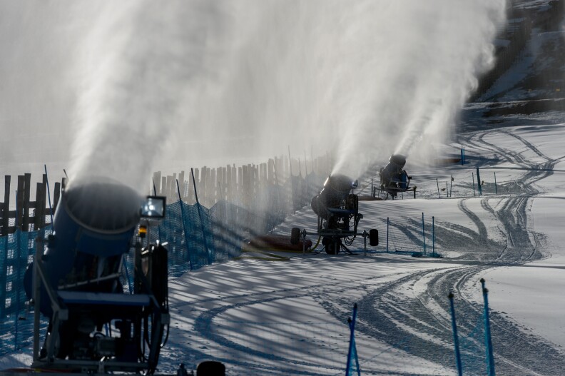 Снежные пушки в действии, лыжная база El Colorado, Чили