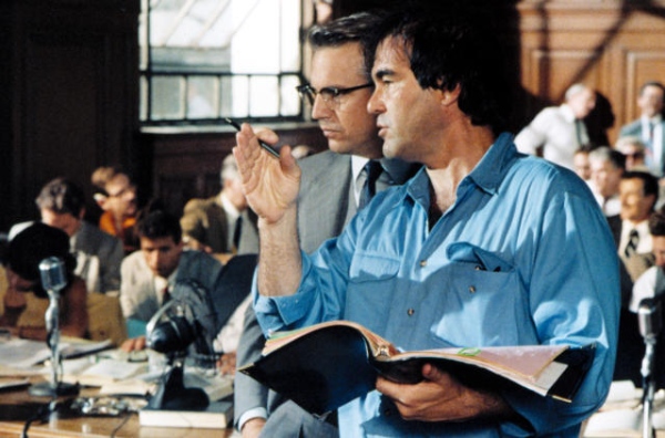 Кевин Костнер и Оливер Стоун на съёмках фильма «Джон Ф. Кеннеди: Выстрелы в Далласе»