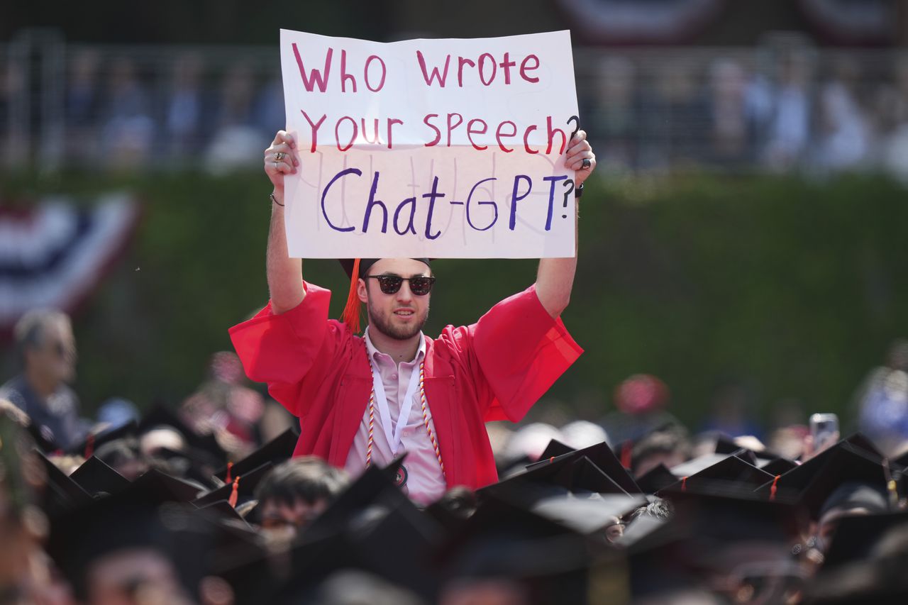 «Кто написал вам речь? ChatGPT?»&nbsp;— выпускник Бостонского университета во время речи генерального директора Warner Bros. Discovery Дэвида Заслава